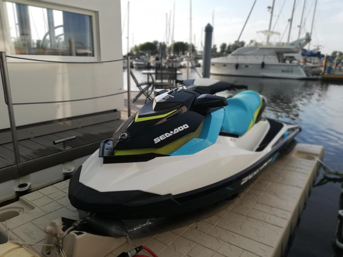 Botel Marina Degli Estensi Floating Llido Degli Estensi