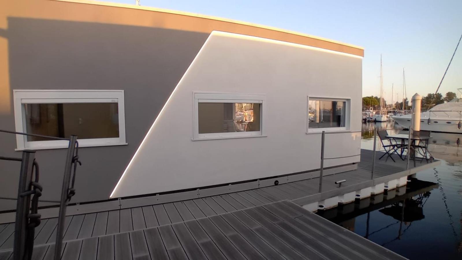 Botel Marina Degli Estensi Floating Llido Degli Estensi